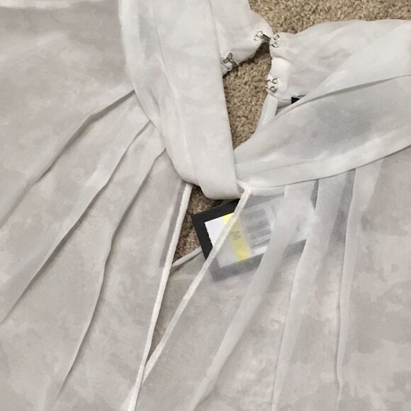 Kenneth Cole Crossover top in white splash. NWT - Picture 8 of 8